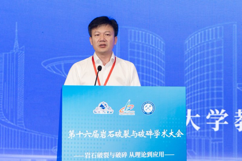 4周子龙讲话照片.jpg